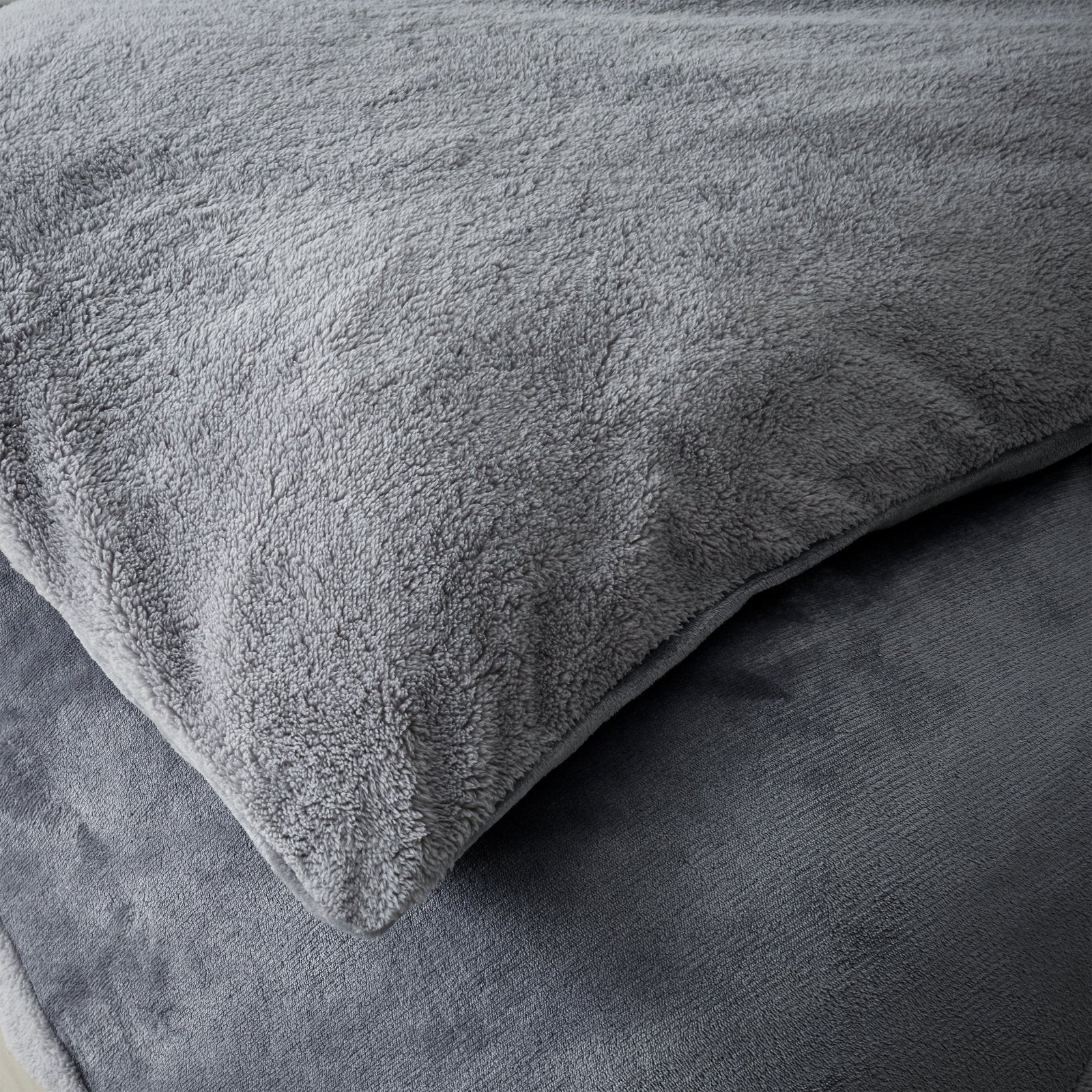 Catherine Lansfield Cozy Geo Fleece Single Quilt Set - Image 5